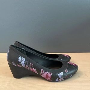 Crocs Lina Wedge Womens Black Floral Shoe Size 6